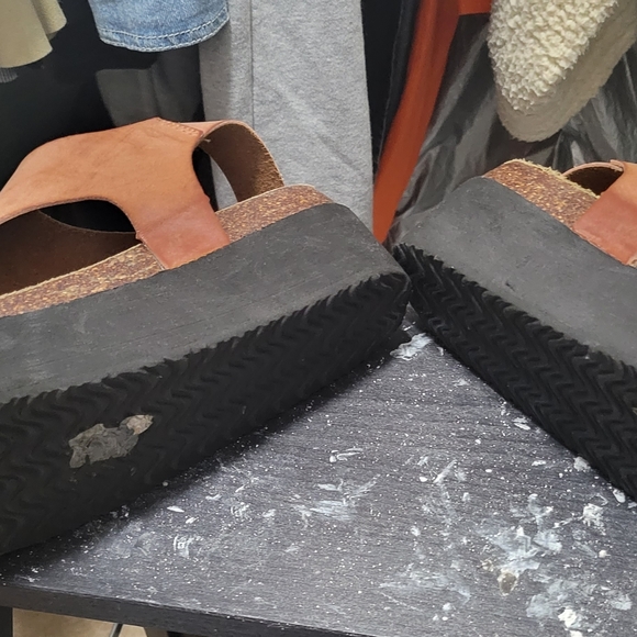 - Platform sandal - Picture 2 of 4